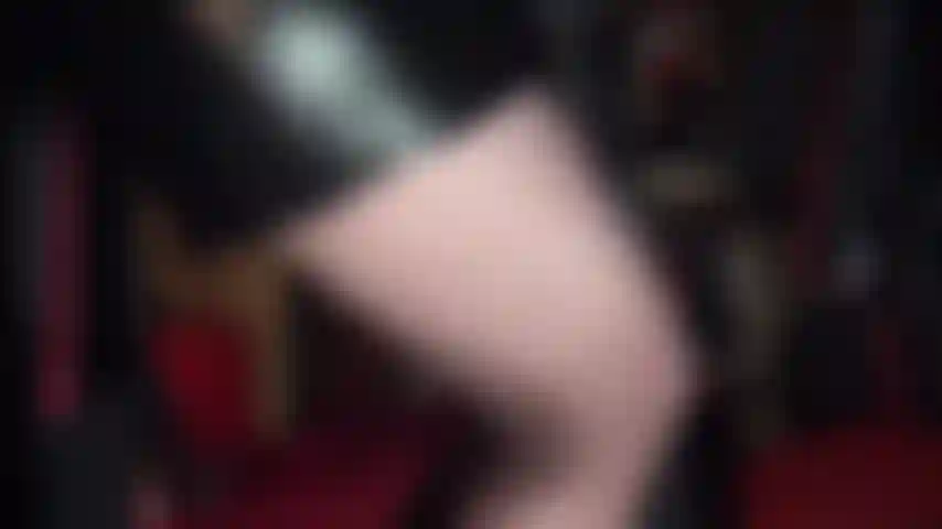 Branle ta bite pour le corps incroyable de ma maîtresse en pvc noir brillant.