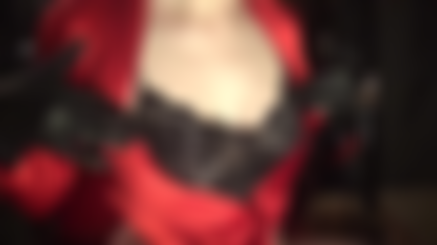 Décolleté sexy en lingerie - j'adore les seins de la maîtresse dans un bustier en dentelle noire, un chemisier en satin rouge tandis que des gants en cuir explorent.