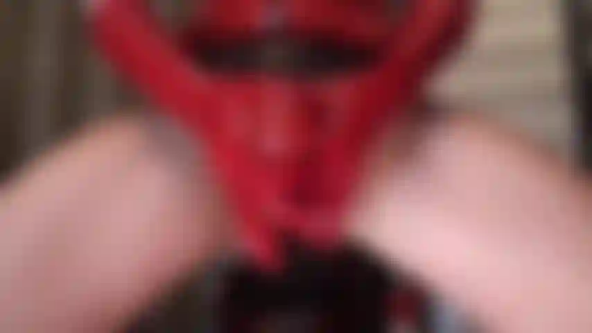 La grosse bite rouge - la maîtresse secoue son gros gode rouge dans ton visage, que ce soit de face ou avec ses fesses rondes planant au-dessus de toi, cette bite est à toi pour l'avaler.