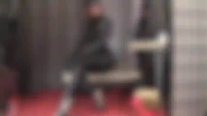 J'adore cette incroyable tenue fétichiste noire composée d'un pantalon en satin brillant, d'un corset et d'un chemisier, associée à des bottes en cuir, des gants, une veste boléro et un chapeau, en ajoutant un long manteau en cuir et un manteau en pvc brillant jusqu'au sol.