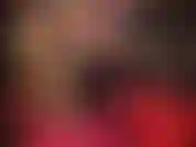 Branlette gantée, jambes en nylon brillant, talons et pieds - petit short rouge métallique sur des collants extrêmement brillants, talons chauds et pieds en nylon pour taquiner mes sous-marins.