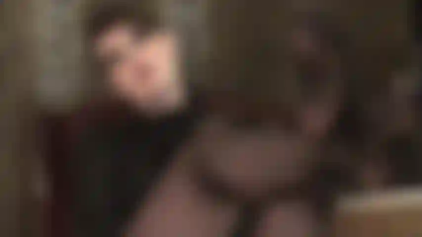 Cheveux courts et pieds en collants sexy - la maîtresse pose ses pieds en nylon sur la table pour permettre l'adoration de ses semelles douces.