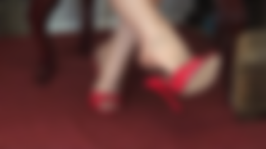 J'adore les mules ; les pieds en collants dans des mules à talons hauts sexy sont votre plus grande faiblesse. Laissez-vous aller à votre fétichisme et regardez maîtresse vivian poser avec trois paires différentes de chaussures à bout ouvert. Avez-vous trouvé votre préférée ?