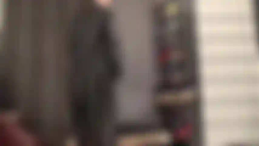 Maîtresse entièrement vêtue de cuir vous excite énormément. Son apparence, sa sensation, son odeur. Vous adoreriez frotter ses longues bottes, mettre votre visage sous sa jupe et vous faire traire la bite sur tout son cuir.