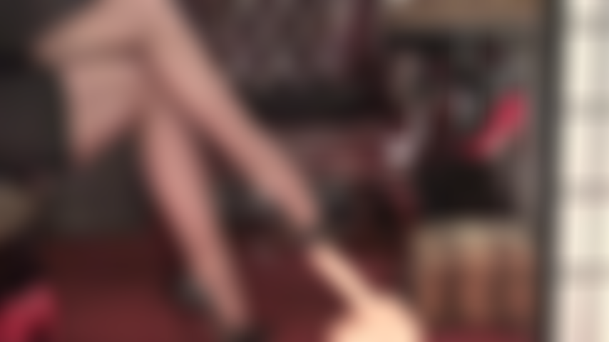 Des jambes en bas brillants marron foncé, des talons hauts et des pieds qui ont votre bite sous contrôle total.