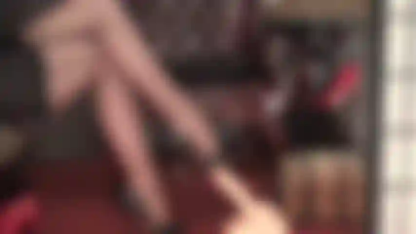 Des jambes en bas brillants marron foncé, des talons hauts et des pieds qui ont votre bite sous contrôle total.