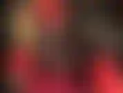 Jupe sexy en latex rouge et collants noirs – le noir et le rouge sont la combinaison préférée des maîtresses. Caoutchouc brillant, talons sexy, bas nylon soyeux. Mmm.