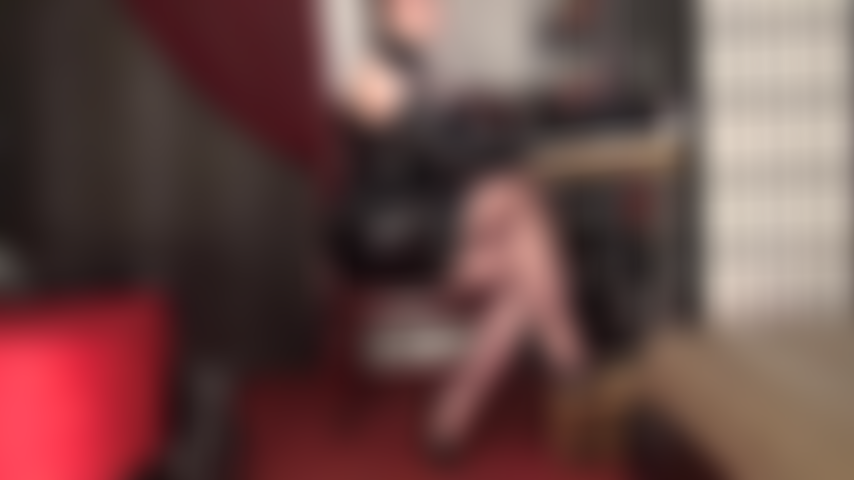 Maîtresse vivian vous incite à caresser son cul rond parfait vêtu de collants et ses hanches larges.