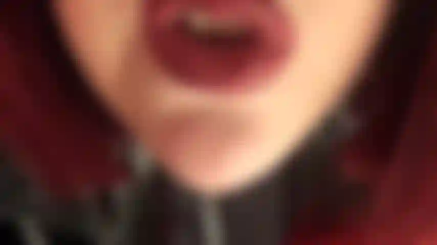 Je bois la salive savoureuse de ma maîtresse.