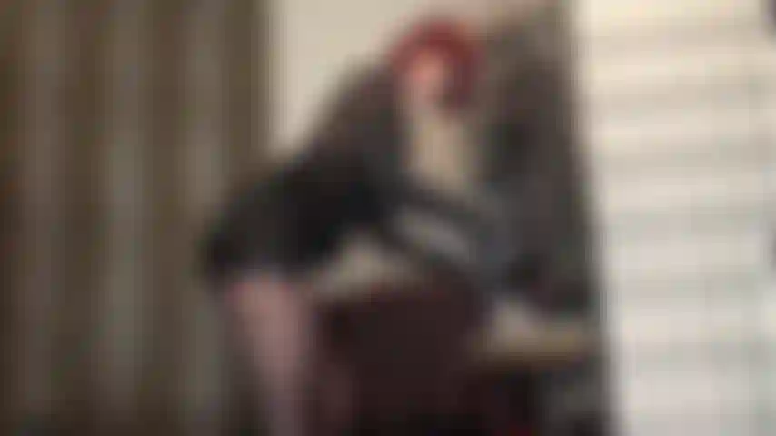 Fétichiste du cuir et taquine avec une branlette gantée - parfois brutale, parfois douce... C'est comme ça que maîtresse vivian traite ta bite à sec tout en te taquinant avec ton tissu préféré... Cuir.