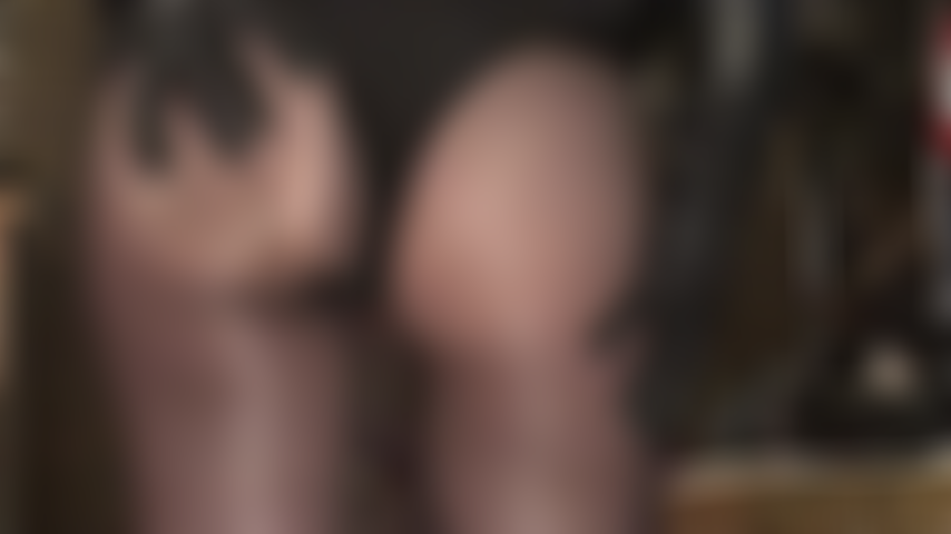 Assise sur le visage et adorant le cul en collants noirs brillants avec une branlette avec des gants en cuir.