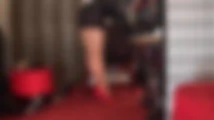 Avec des collants beiges ultra brillants et des talons rouges ; ton faible pour les courbes de collants de maîtresse vivian est indéniable. La regarder te taquiner avec ses belles longues jambes sculptées te donne envie de te caresser.