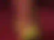 Maîtresse essaie différents talons peeptoe en gros plan de pieds dans des bas en caoutchouc transparents.