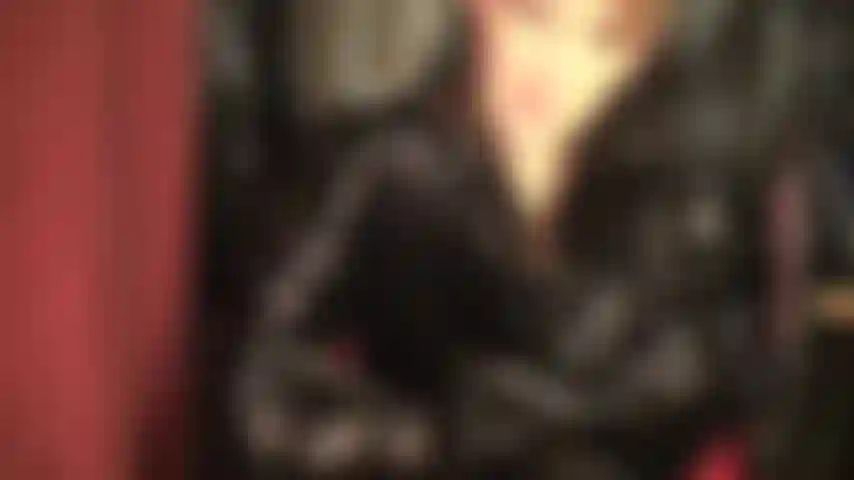 Un rêve fétichiste en pvc brillant devient réalité - admirez la maîtresse vivian dans une magnifique tenue en vinyle noir brillant avec de hautes bottes au-dessus des genoux et un long manteau.