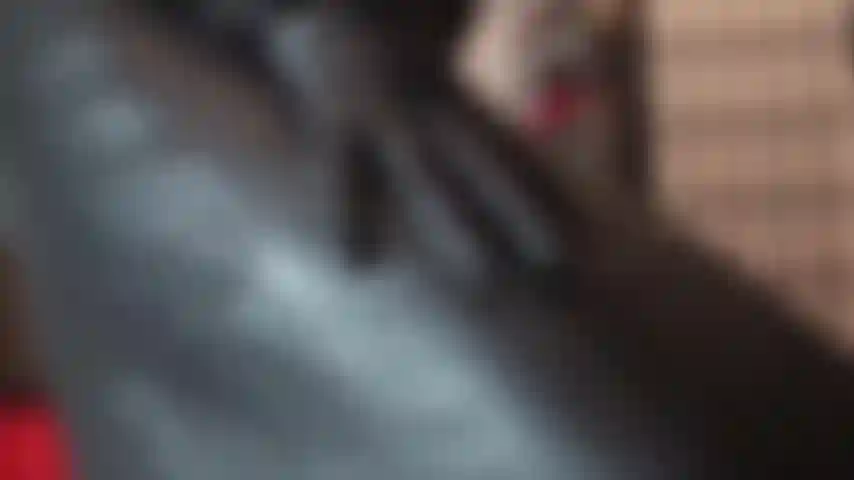 J'adore le cuir - belle jupe longue en cuir et gants.