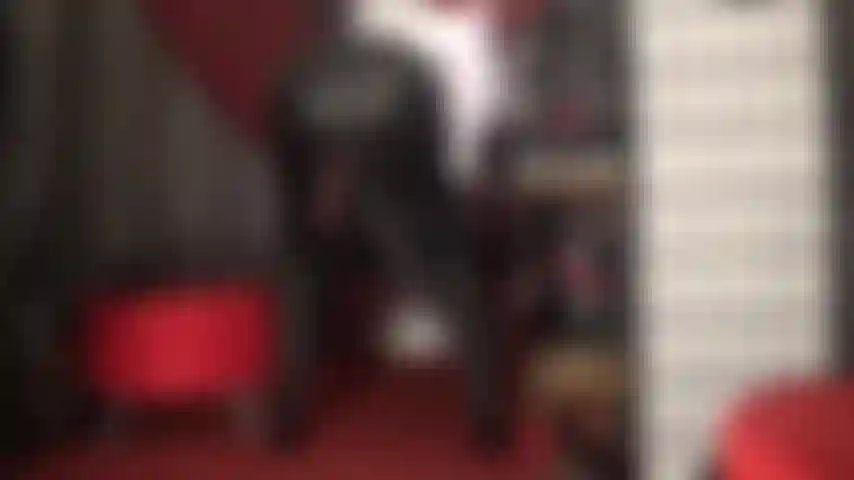 Elle te provoque avec sa grosse bite noire qui pend de sa jupe en cuir.