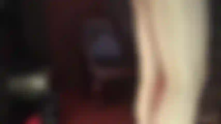 Des collants brillants et des bas recouverts d'un gode-ceinture épais – rien que ces couches de nylon brillant vous font tourner la tête. Mais ma maîtresse a autre chose en tête pour sa salope en nylon…