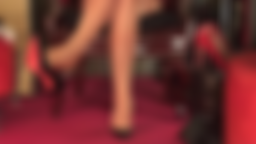 J'adore les talons hauts, les collants super brillants, les pieds et la bite.