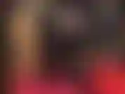 Une pédé qui adore les bites, tu ne peux pas te passer d'une grosse bite savoureuse. Ma maîtresse te taquine avec sa grosse bite blanche de 25 cm, assise juste sur ton visage avec mes fesses en collants/latex.