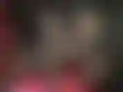 Tenue en satin soyeux, jambes et pieds en collants.