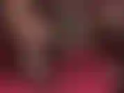 Regardez les incroyables arches hautes de la maîtresse et appréciez les balancements habiles dans des escarpins à talons en acier verni noir et des bas cubains à coutures noires.