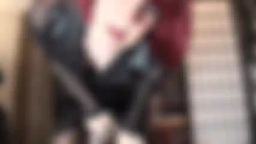 Une bite charnue et des collants superposés – le gode-ceinture épais et veineux de ma maîtresse est addictif. Tu as envie de le sentir, de le goûter, de le satisfaire de toutes les manières possibles tout en admirant les magnifiques jambes de ma maîtresse dans de multiples bas nylon.