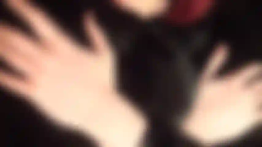 Adoration du corps dans un beau manteau de fourrure noire douce sur un body en pvc et des collants résille rouges.