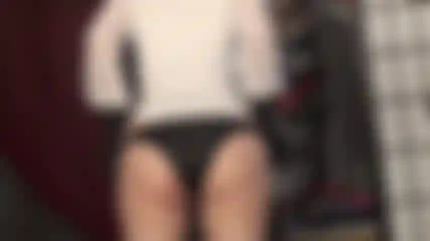 Culotte, culotte, culotte ! Tu es une soumise qui aime les culottes et qui ne peut pas se lasser de voir sa maîtresse essayer des sous-vêtements soyeux.