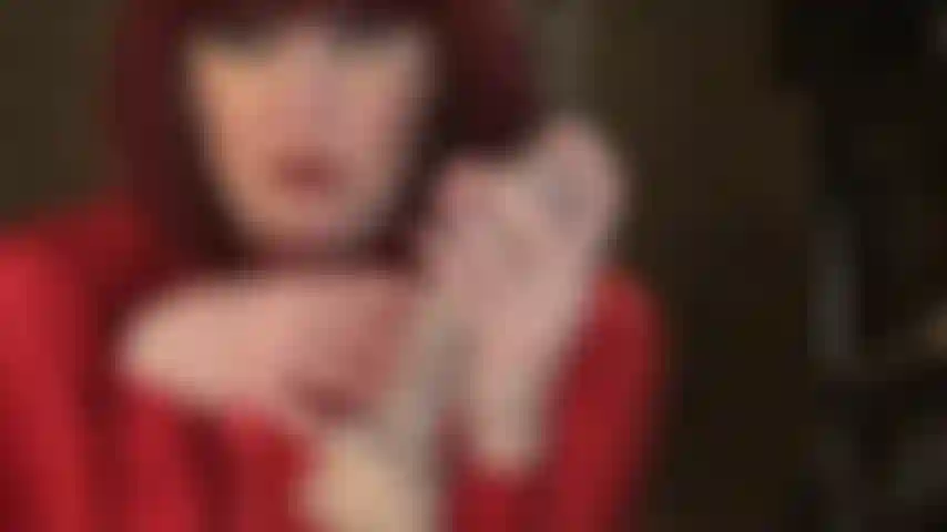 Une branlette à mains nues et glissante avec jeu de crachat sur un gode blanc non circoncis.