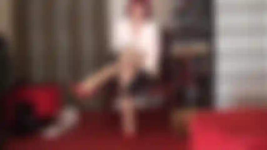 Des collants brillants qui taquinent les jambes, des jambes croisées, des jambes sexy qui pendent et des taquineries de pieds.