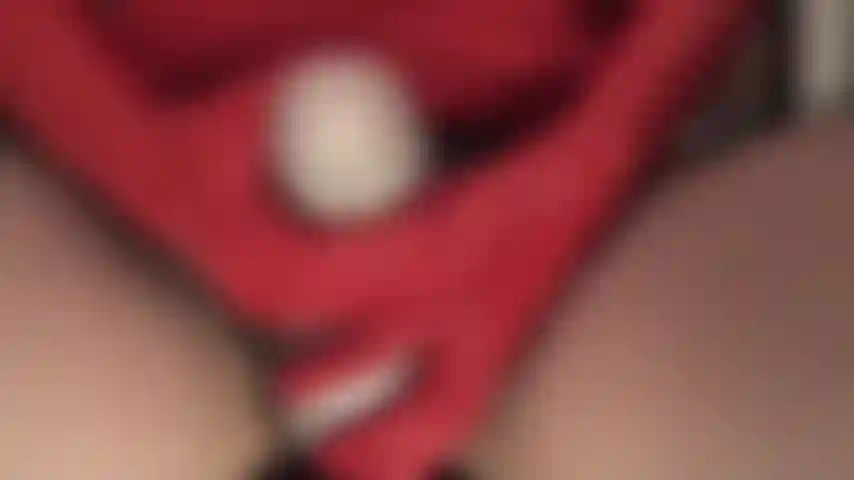 Alors que tu t'agenouilles devant maîtresse vivian, elle branle sa grosse bite blanche et éjacule directement dans ta bouche de pute ouverte. Tu es une telle salope affamée de sperme.