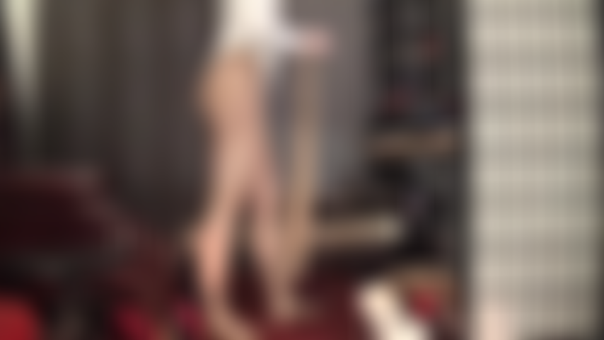 4 Des couches de collants beiges les plus brillants, une mini-jupe en latex vert menthe et des gants en caoutchouc blancs pour une tenue fétichiste incroyablement brillante.