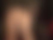 Maîtresse se pavane avec sa grosse bite, la secouant devant ton visage, la balançant, la caressant tout en te taquinant avec son cul, ses jambes en nylon brillant et son décolleté sexy. Tu aimes ma grosse bite blanche supérieure.
