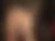 Maîtresse se pavane avec sa grosse bite, la secouant devant ton visage, la balançant, la caressant tout en te taquinant avec son cul, ses jambes en nylon brillant et son décolleté sexy. Tu aimes ma grosse bite blanche supérieure.