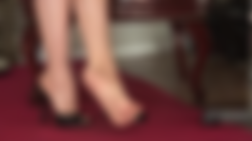 J'adore mes superbes cambrures hautes dans mes mules en cuir et mes collants brillants. Debout sur la pointe des pieds, pointant mes douces semelles en nylon vers toi, remuant mes orteils pour dévoiler mes pieds parfaits, je sais que tu vibres.