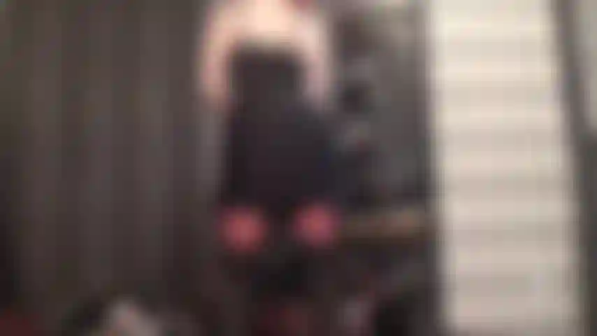 Plus il y a de bretelles, plus il y a de sperme - le cul en collants de la maîtresse, le porte-jarretelles à 12 bretelles et les bas teintés de rouge vous mettent sur le bord, désespéré de jouir.