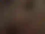 Vue très rapprochée des orteils en nylon sexy de la maîtresse dans des collants gris brillants.