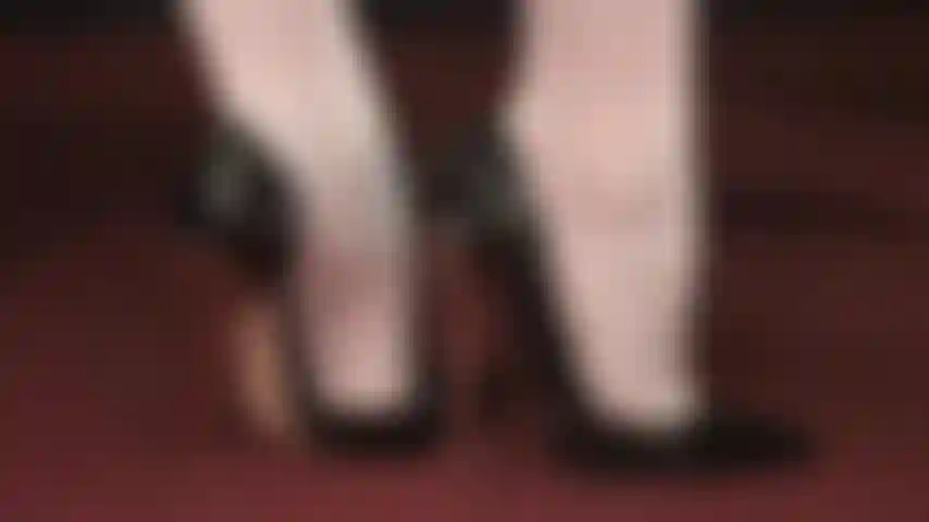 Séduction stiletto - profitez de cette vue rapprochée de magnifiques talons et de hautes arches.