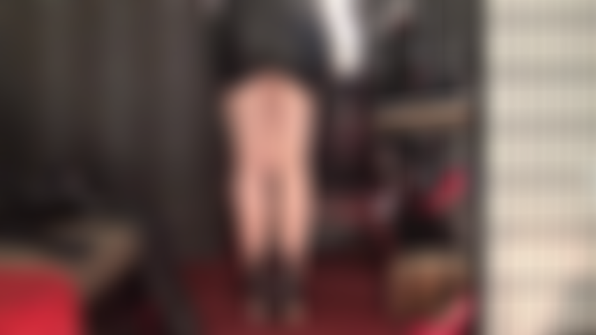 Ta bite aime mes jambes dans des collants transparents à coutures nude - la maîtresse sait ce que ses incroyables jambes en nylon te font.