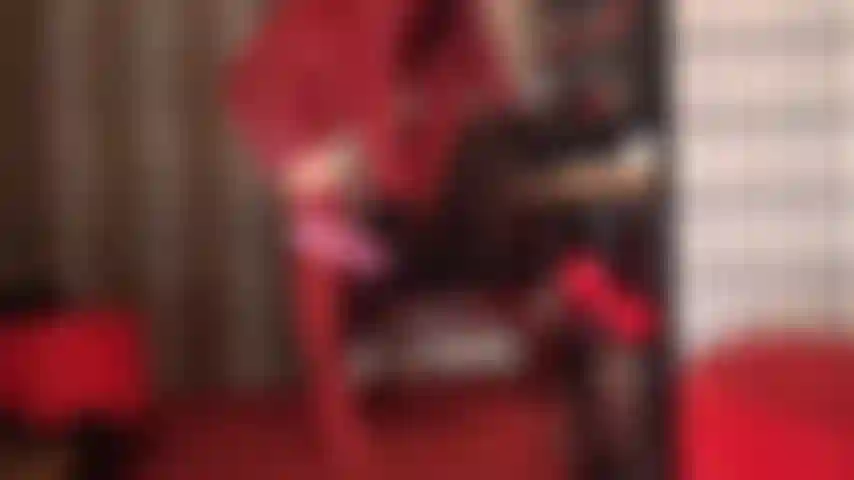 Cuir chaud, bottes, culotte en satin et allumeuse sous la jupe.