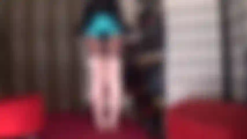 Un short en satin bleu aqua - vous les aimez brillants et dans toutes les couleurs, tout simplement magnifiques associés à des bottes au-dessus du genou en satin blush.