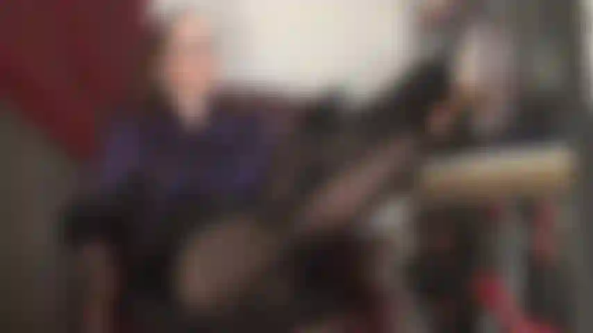 Votre patronne sexy, vêtue de satin violet, vous attend immédiatement dans son bureau, les jambes posées sur son bureau. Vous fixez mes jambes et mes pieds tous les jours depuis une semaine. Cette bosse est une honte pour mon bureau. Voici votre punition.