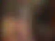 Adoration du corps, adoration du cul - cette robe moulante est si chaude, serrée aux bons endroits... Et sous une paire de collants beiges transparents super brillants. Oh mon dieu !