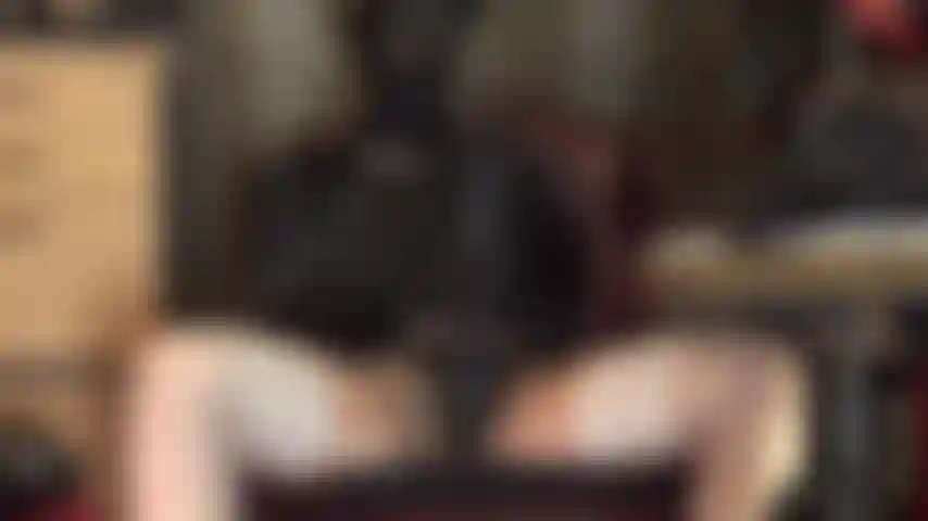 Je me branle avec ta maîtresse à capuche, je caresse mon énorme gode-ceinture noir, tout en portant un masque en lycra et des bas brillants. Je suis mes instructions et je taquine le sperme de ta bite.