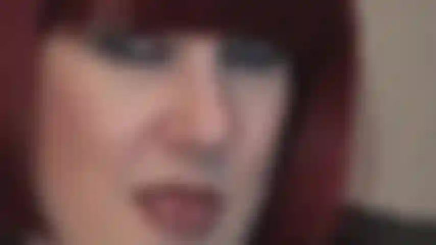 Que ferez-vous pour ces yeux bleus envoûtants et ces lèvres rouges à lèvres brillantes...?