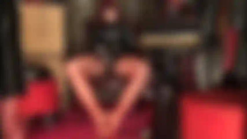 Folle des pieds et des bites - baise les pieds de ta maîtresse pendant que tu suces deux bites jusqu'à ce qu'elles soient sèches.