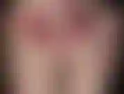 Culotte en satin rouge et collants blancs brillants.