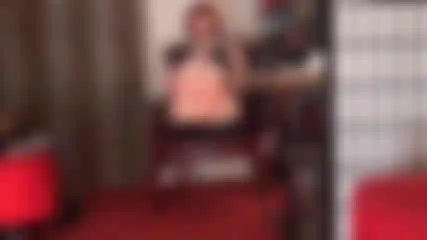 Une perdante de pieds – rien ne t’excite autant que le goût et l’odeur des pieds nus et moites. Des pieds puants qui étouffent ton visage pendant que je branle ta petite bite de perdant, souhaitant que tu puisses grignoter ce fromage de pied et sucer tes orteils.