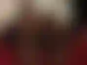 Les pieds en collants moites de la maîtresse de sniff sortent tout droit des bottes en cuir.