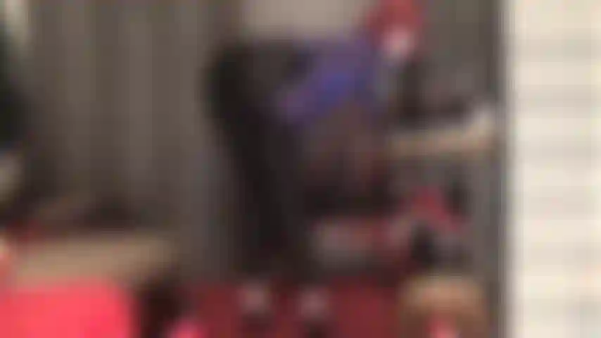 J'adore les leggings en lycra et les chemisiers en satin. Ma maîtresse adore tout ce qui est moulant et brillant. Ce pantalon sublime mes fesses et mes jambes. Comme tu aimerais sentir ces tissus doux et soyeux…